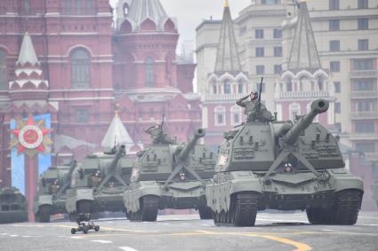 Москва. Самоходные артиллерийские установки (САУ) `Мста-СМ` во время военного парада, посвященного 76-й годовщине Победы в Великой Отечественной войне.