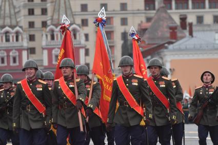 Москва. Военнослужащие в форме времен Великой Отечественной войны во время военного парада, посвященного 76-й годовщине Победы в Великой Отечественной войне.