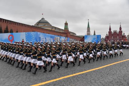 Москва. Курсантки Военно-космической академии имени А. Ф. Можайского во время военного парада, посвященного 76-й годовщине Победы в Великой Отечественной войне.