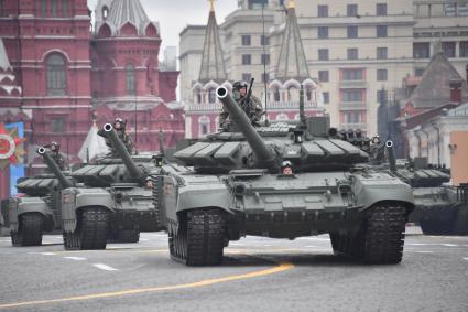 Москва. Танк Т-72Б3 во время военного парада, посвященного 76-й годовщине Победы в Великой Отечественной войне.