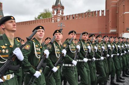 Москва. Военнослужащие 4-ой гвардейской танковой Кантемировской дивизии во время военного парада, посвященного 76-й годовщине Победы в Великой Отечественной войне.