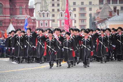 Москва. Парадный расчет Всероссийского кубанского общества во время военного парада, посвященного 76-й годовщине Победы в Великой Отечественной войне.