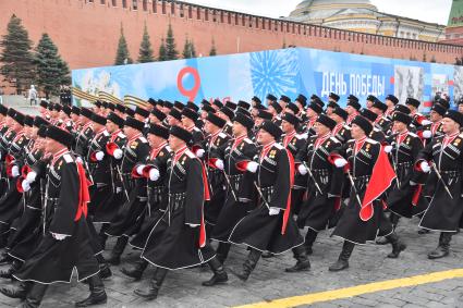 Москва. Парадный расчет Всероссийского кубанского общества во время военного парада, посвященного 76-й годовщине Победы в Великой Отечественной войне.