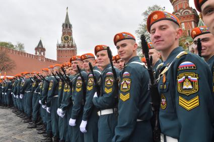 Москва. Военнослужащие МЧС во время военного парада, посвященного 76-й годовщине Победы в Великой Отечественной войне.