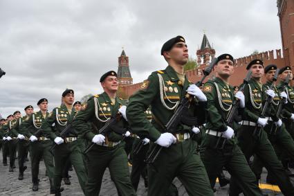 Москва. Военнослужащие 4-ой гвардейской танковой Кантемировской дивизии во время военного парада, посвященного 76-й годовщине Победы в Великой Отечественной войне.