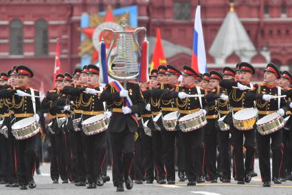 Москва. Воспитанники Московского военно-музыкального училища имени В. М. Халилова во время военного парада, посвященного 76-й годовщине Победы в Великой Отечественной войне.