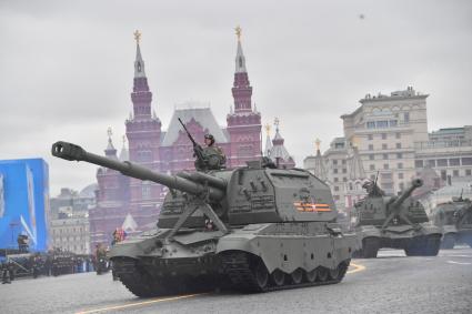 Москва. Самоходные артиллерийские установки (САУ) `Мста-СМ` во время военного парада, посвященного 76-й годовщине Победы в Великой Отечественной войне.