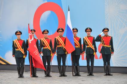 Москва. Знаменная группа во время военного парада, посвященного 76-й годовщине Победы в Великой Отечественной войне.