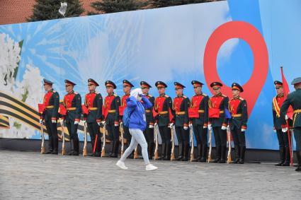 Москва. Знаменная группа перед началом военного парада, посвященного 76-й годовщине Победы в Великой Отечественной войне.