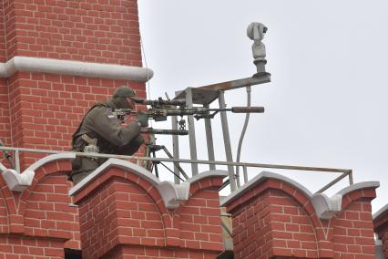 Москва. Снайпер на башне во время военного парада, посвященного 76-й годовщине Победы в Великой Отечественной войне.