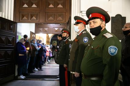 Красноярск. Пасхальная заутреня в Храме Рождества Христова.