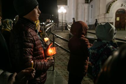 Красноярск. Пасхальная заутреня в Храме Рождества Христова. Крестный ход.