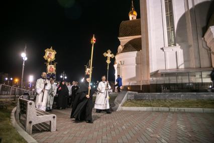 Красноярск. Пасхальная заутреня в Храме Рождества Христова. Крестный ход.