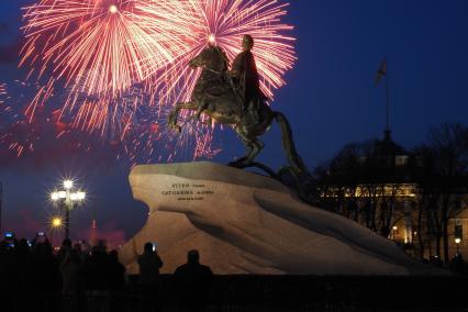 Санкт-Петербург. Праздничный салют, посвященный Дню Победы над  Сенатской площадью.