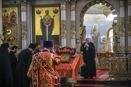 Красноярск. Глава Красноярской митрополии Митрополит Пантелеимон во время Великой Пасхальной вечерни в Храме Рождества Христова.