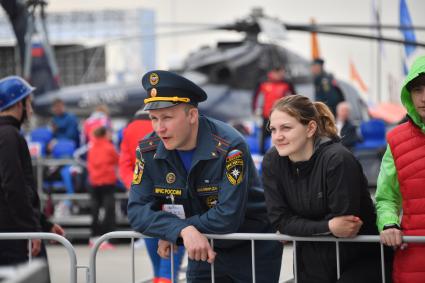 Московская область. Посетители  на выставке XIII Международного салона `Комплексная безопасность-2021` в военно-патриотическом парке`Патриот`.