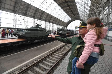 Москва. Военная техника на платформе железнодорожного состава военно-патриотической акции `Мы - армия страны! Мы - армия народа!`на Киевском вокзале.