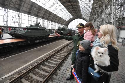 Москва. Военная техника на платформе железнодорожного состава военно-патриотической акции `Мы - армия страны! Мы - армия народа!`на Киевском вокзале.