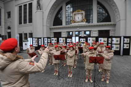 Москва. Оркестр Юнармии у железнодорожного состава военно-патриотической акции `Мы - армия страны! Мы - армия народа!`на Киевском вокзале.