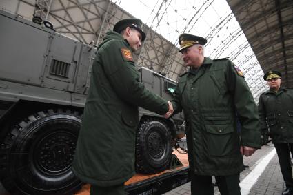 Москва. Заместитель министра обороны РФ, начальник Главного военно-политического управления Вооруженных Сил РФ, генерал-полковник Андрей Картаполов (справа) у железнодорожного состава военно-патриотической акции `Мы - армия страны! Мы - армия народа!`на Киевском вокзале.