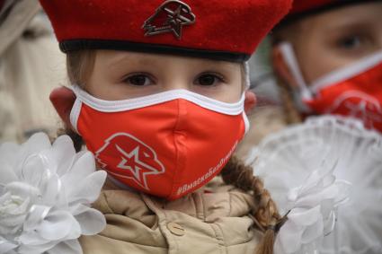 Москва. Юнармейцы у железнодорожного состава военно-патриотической акции `Мы - армия страны! Мы - армия народа!`на Киевском вокзале.