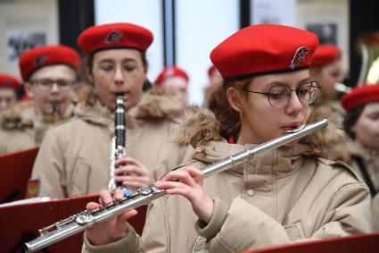 Москва. Оркестр Юнармии у железнодорожного состава военно-патриотической акции `Мы - армия страны! Мы - армия народа!`на Киевском вокзале.