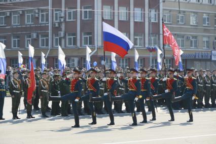 Барнаул. Знаменная группа во время парада, посвященного 76-й годовщине Победы в Великой Отечественной войне.
