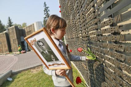 Барнаул. День Победы. Мальчик возлагает цветы к Мемориалу Славы.