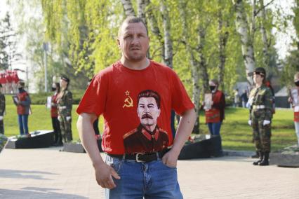 Барнаул. День Победы. Мужчина в футболке с портретом Сталина.