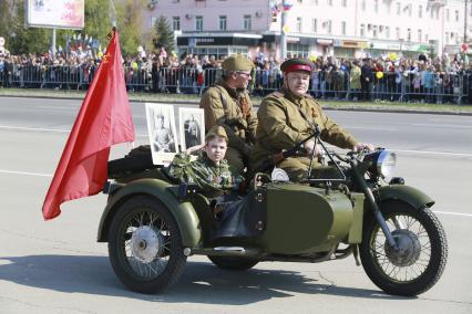 Барнаул. Военнослужащие в форме времен Великой Отечественной войны (ВОВ) едут на мотоцикле во время парада, посвященного 76-й годовщине Победы в ВОВ.