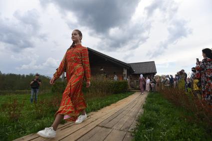 Московская область. Слобода Германа Стерлигова. Показ коллекции женской одежды модельного дома Алены Стерлиговой  на X крестьянской ярмарке братьев Стерлиговых.