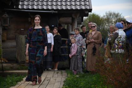 Московская область. Слобода Германа Стерлигова. Показ коллекции женской одежды модельного дома Алены Стерлиговой  на X крестьянской ярмарке братьев Стерлиговых.