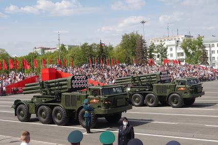 Самара. Система реактивного залпового огня `Ураган` во время военного парада, посвященного 76-й годовщине Победы в Великой Отечественной войне.