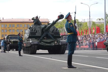 Самара. Самоходная артиллерийская установка (САУ) `Мста-СМ` во время военного парада, посвященного 76-й годовщине Победы в Великой Отечественной войне.