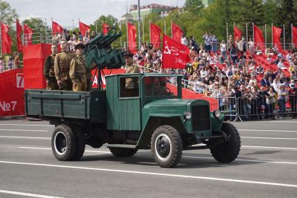 Самара. Автомобиль ЗИС-5 во время военного парада, посвященного 76-й годовщине Победы в Великой Отечественной войне.