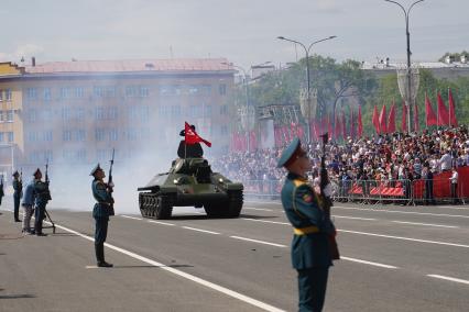 Самара.  Танк Т-34 во время военного парада, посвященного 76-й годовщине Победы в Великой Отечественной войне.