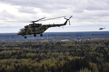 Московская область. Многоцелевой вертолет Ми-8АМТШ во время воздушной части парада, посвященного 76-й годовщине Победы в Великой Отечественной войне.