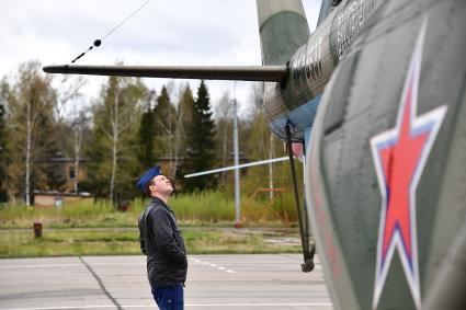 Московская область. г.Клин. Пилот стоит у вертолета на авиабазе Клин-5 перед началом воздушной части парада, посвященного 76-й годовщине Победы в Великой Отечественной войне.