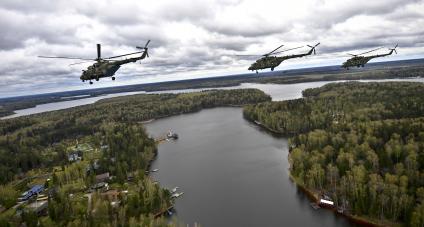 Московская область. Многоцелевые вертолеты Ми-8АМТШ во время воздушной части парада, посвященного 76-й годовщине Победы в Великой Отечественной войне.