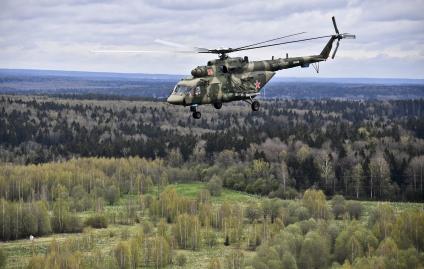 Московская область. Многоцелевой вертолет Ми-8АМТШ во время воздушной части парада, посвященного 76-й годовщине Победы в Великой Отечественной войне.