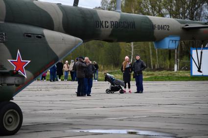 Московская область. г.Клин. Вертолет на авиабазе Клин-5 перед началом воздушной части парада, посвященного 76-й годовщине Победы в Великой Отечественной войне.