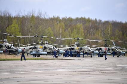 Московская область. г.Клин. Боевые разведывательно-ударные вертолёты Ка-52 на авиабазе Клин-5 перед началом воздушной части парада, посвященного 76-й годовщине Победы в Великой Отечественной войне.