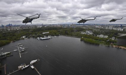 Москва. Многоцелевые вертолеты Ми-8АМТШ во время воздушной части парада, посвященного 76-й годовщине Победы в Великой Отечественной войне.