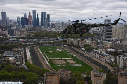 Москва. Многоцелевой вертолет Ми-8АМТШ во время воздушной части парада, посвященного 76-й годовщине Победы в Великой Отечественной войне.