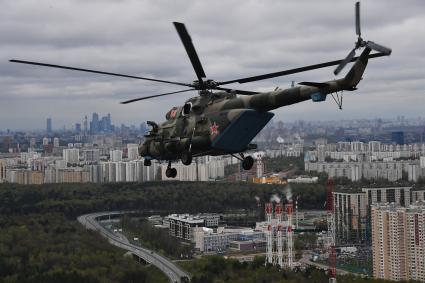 Москва. Многоцелевой вертолет Ми-8АМТШ во время воздушной части парада, посвященного 76-й годовщине Победы в Великой Отечественной войне.