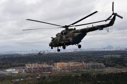 Московская область. Многоцелевой вертолет Ми-8АМТШ во время воздушной части парада, посвященного 76-й годовщине Победы в Великой Отечественной войне.