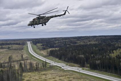 Московская область. Многоцелевой вертолет Ми-8АМТШ во время воздушной части парада, посвященного 76-й годовщине Победы в Великой Отечественной войне.