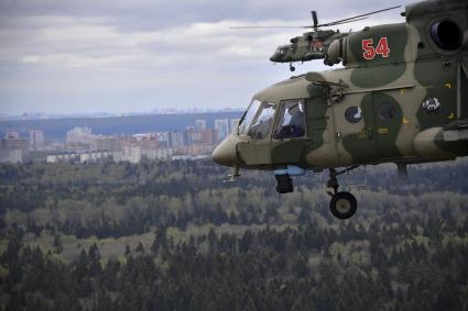 Московская область. Многоцелевой вертолет Ми-8АМТШ во время воздушной части парада, посвященного 76-й годовщине Победы в Великой Отечественной войне.