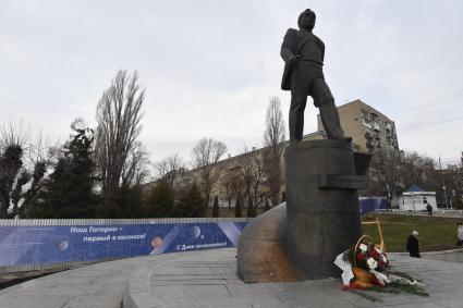 Саратов. Памятник Юрию Гагариу  на Набережной Космонавтов.