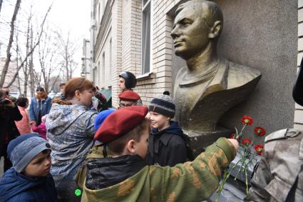 Саратов. Дети возлагают цветы к бюсту  Юрия Гагарина, установленного у входа в профессионально-педагогический колледж имени Ю.А. Гагарина .